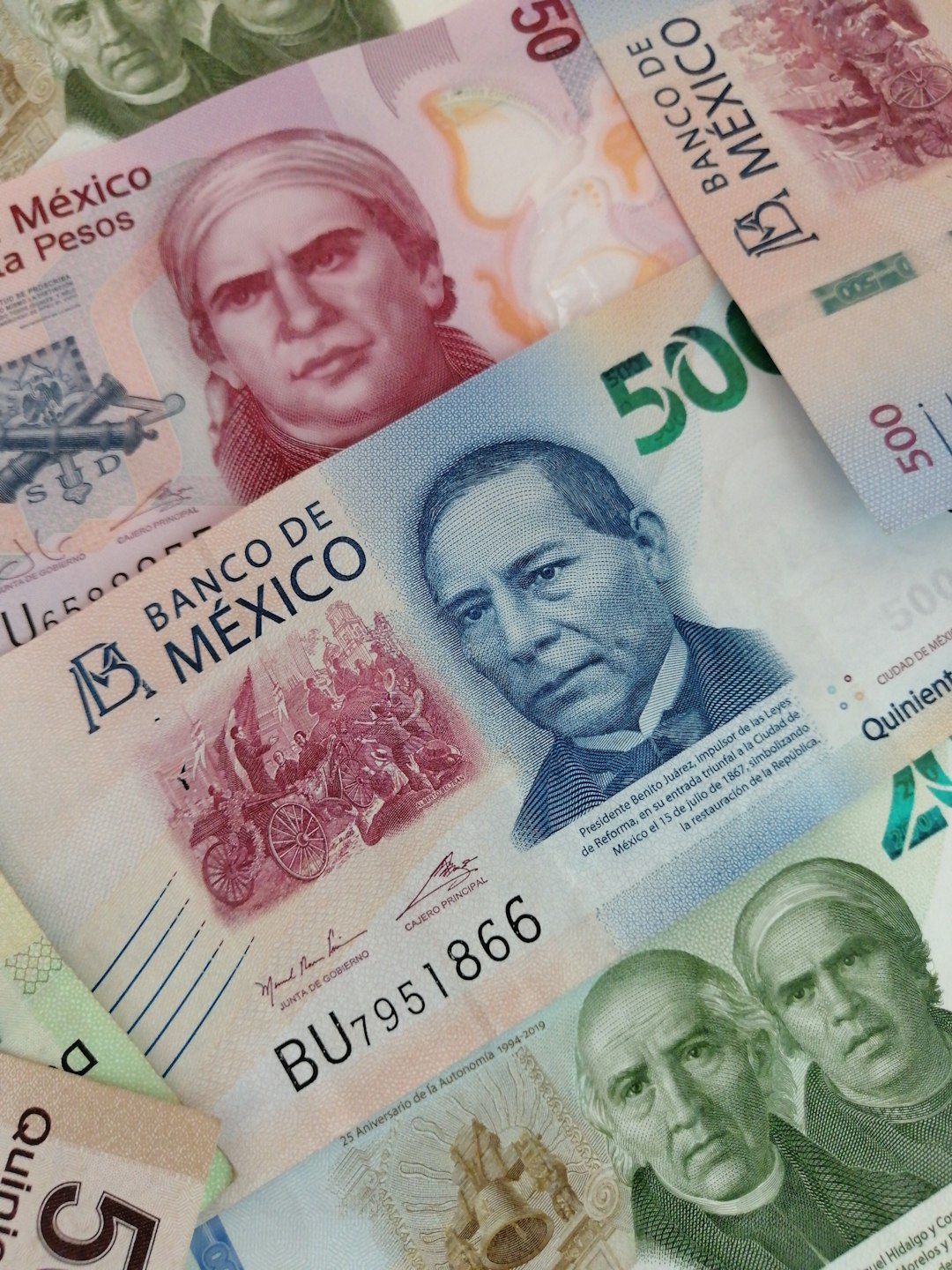 Familia planificando sus finanzas en México